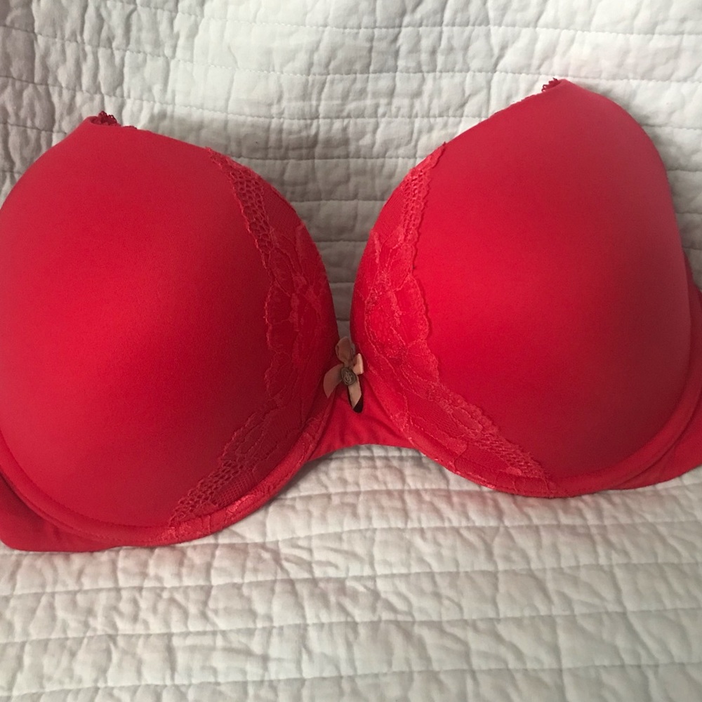 (Body) Victoria’s Secret bra 38D